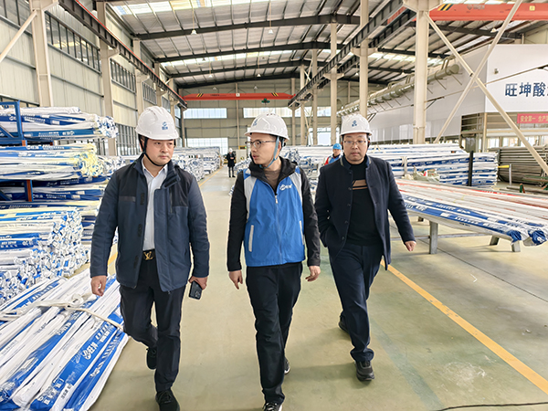 尋找實力不銹鋼管生產(chǎn)廠家？某項目領(lǐng)導視察旺坤工廠連連稱贊！